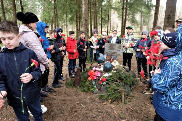 Крюковские школьники приняли участие в пешеходной экскурсии «Здесь рождалась Победа»