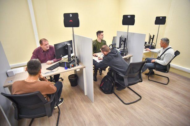 Анна Михайловская посетила столичный пункт отбора на службу по контракту