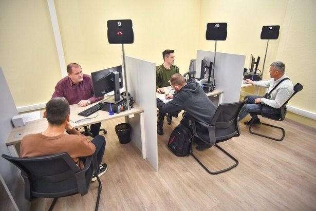 Народная артистка Яковлева посетила столичный пункт отбора на контрактную службу