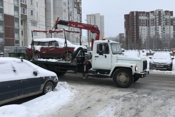 Брошенная красная «четверка» покинула территорию Крюково