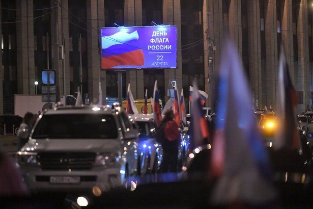 Более 300 машин выстроились в российский триколор и проехали по Садовому кольцу