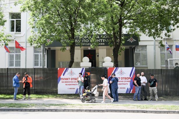 Пришедшие в столичный пункт отбора контрактников рассказали о стремлении защищать Родину