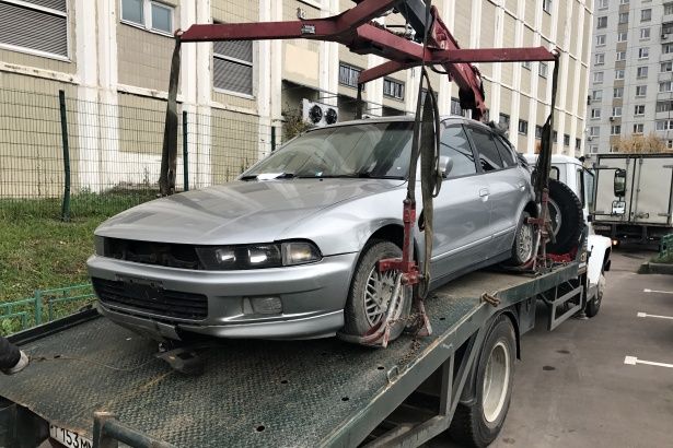 Владелец разбитой иномарки теперь найдет ее на спецстоянке
