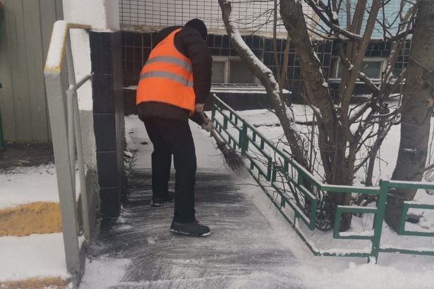 Коммунальщики обезопасили крыльцо четвертого подъезда корпуса 1455