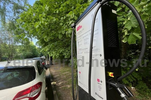 Зарядные станции для электромобилей поставили в городе (правда многие из них пока не работают)