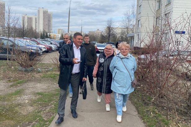 Жители и глава управы обсудили планы благоустройства 15 микрорайона