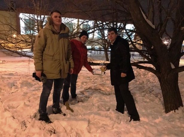 В крюковском парке «Живые камни» появились новые столовые для птиц