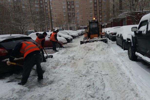 В Крюково продолжается работа по очистке территории от снега и наледи
