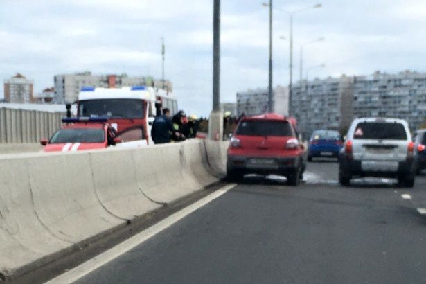 Двухлетний ребенок пострадал в перевернувшемся на Крюковской эстакаде автомобиле