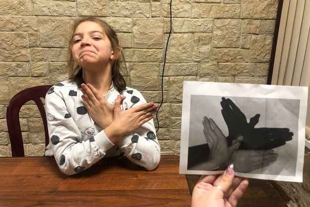 Ребята из ГБУ «Фаворит» делают разнообразные упражнения в теневом театре