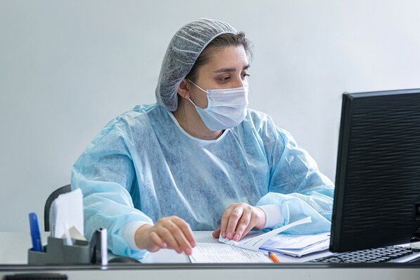 Участвующие в вакцинации москвичей медики будут получать стимулирующие выплаты