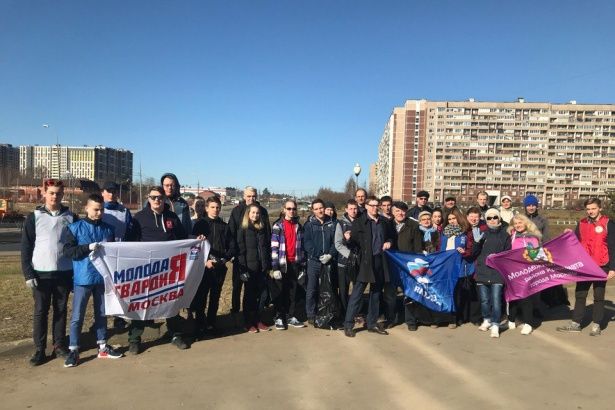 Общественники и молодежь Крюково дружно поработали на субботнике