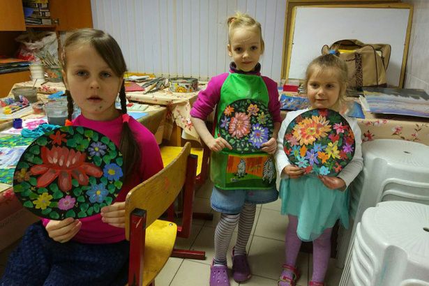 Юные мастерицы Крюково расписали подарки мамам и бабушкам