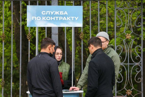 Волонтеры рассказали, что сопровождают будущих контрактников на всех этапах в пункте отбора