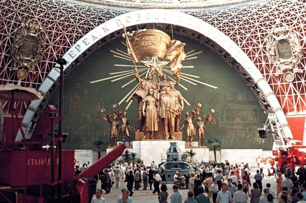 «Связь поколений» — новый социальный проект об истории семейных снимков, сделанных на ВДНХ