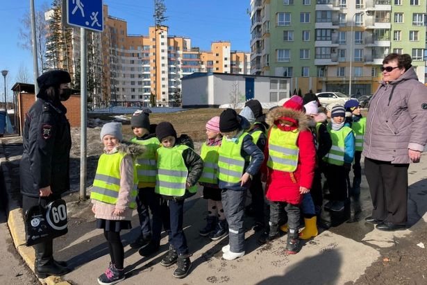 Мероприятие «Шагающий автобус» провели для крюковских первоклассников