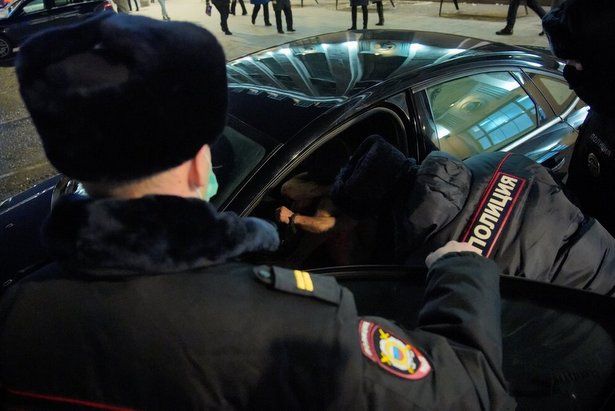 Бывшего полицейского и четырех сообщников будут судить за незаконное оформление 900 мигрантов
