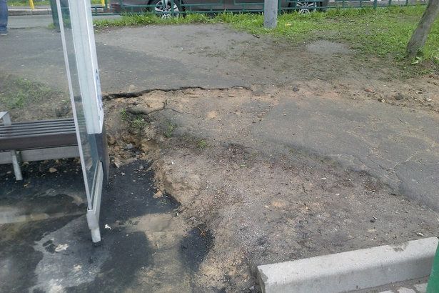 Коммунальщики привели в порядок территорию у остановки «Михайловский пруд»