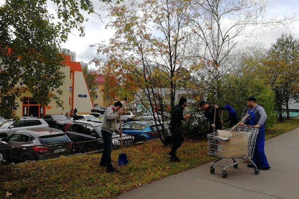 Торговый комплекс «Рекорд» в 16 микрорайоне активно наводит порядок