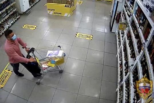 Приезжие украли из зеленоградского магазина товар на сумму более 30 000 рублей