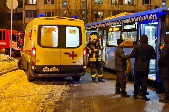 Лишенный прав автолюбитель врезался в автобус у корпуса 1605