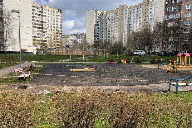 Благоустройство двора в 15-м микрорайоне вышло на финишную прямую