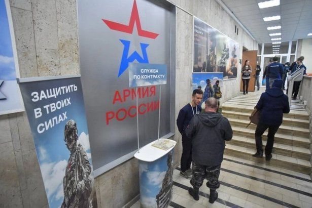 Пришедшие на столичный пункт отбора контрактников рассказали о стремлении защищать Родину