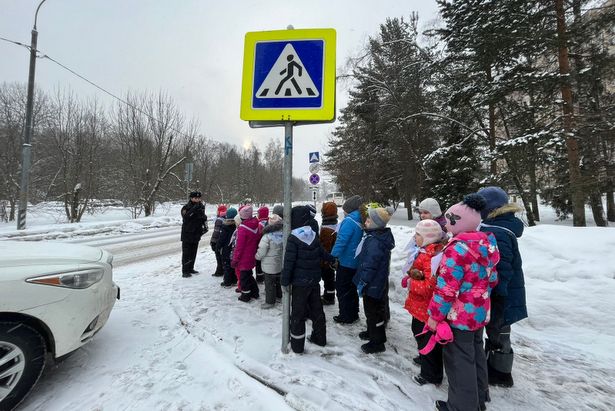 Первоклассники школы № 1528 приняли участие в акции «Шагающий автобус»