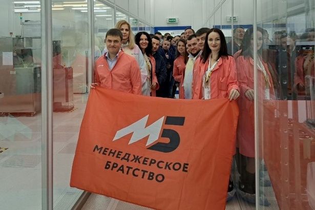 Гости «Микрона» осмотрели фабрику чипов
