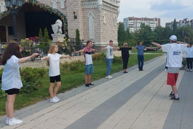 Крюковчане сделали зарядку на бульваре 16 микрорайона