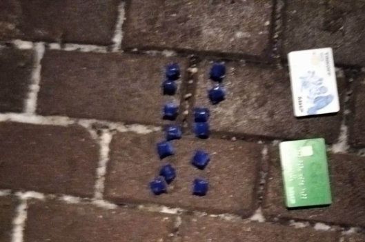 Девушку с 13 свертками героина задержали в 15 микрорайоне