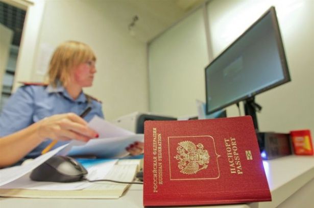 Россиянам разрешили получать второй загранпаспорт