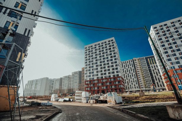 Дворы 17-го микрорайона Зеленограда оборудуют дорожными знаками «Пешеходная дорожка»