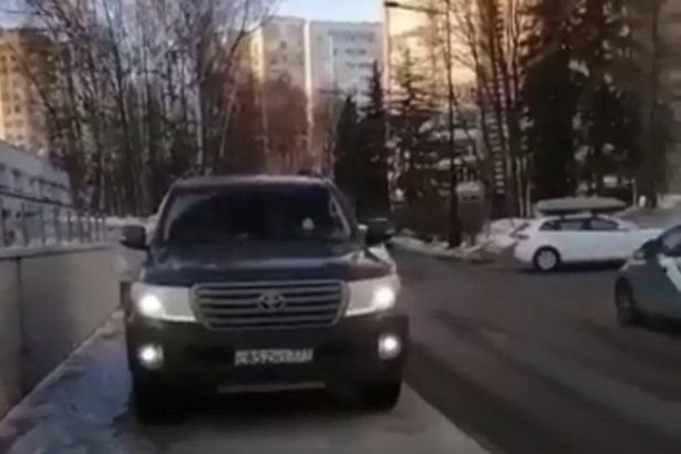 Водителя привлекли к ответственности за парковку на тротуаре