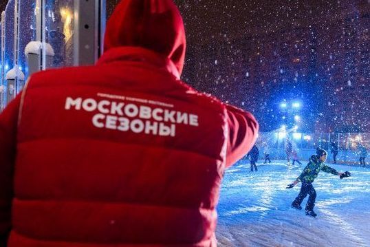 До конца зимнего сезона будет работать каток на бульваре в 16 микрорайоне