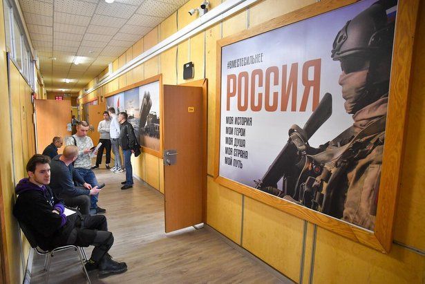 Лидер группы «Ва-Банкъ» посетил столичный пункт отбора на военную службу по контракту