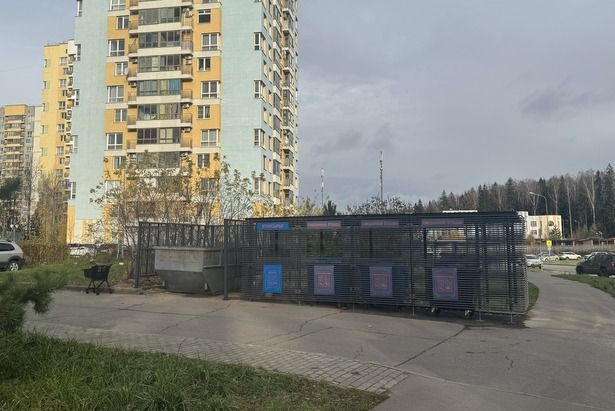 В двух микрорайонах Крюково обновили контейнерные площадки: установлены павильоны для раздельного сбора отходов
