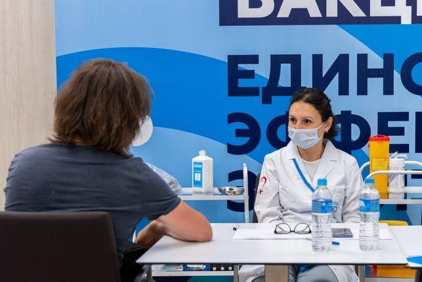Роспотребнадзор напомнил компаниям, не вакцинировавшим 60% сотрудников, об ответственности