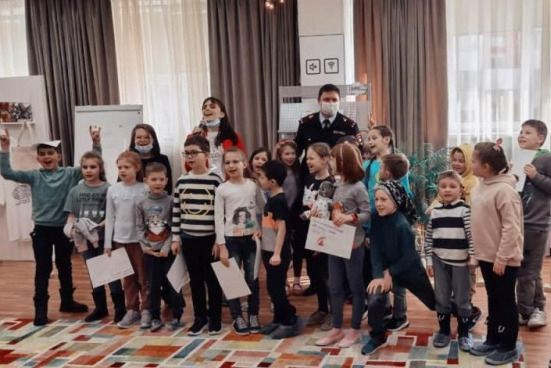 Сотрудник ГИБДД встретился с маленькими зеленоградцами и их родителями