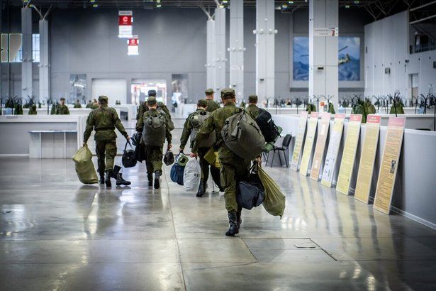Пришедшие на столичный пункт отбора контрактников рассказали о поддержке их решения родными