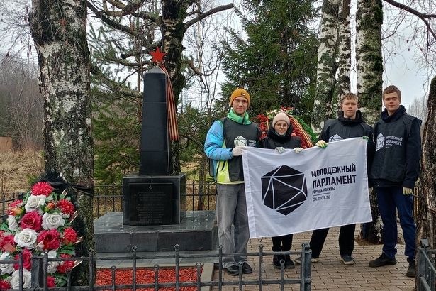 В Крюково бережно хранят память о героях: молодёжь навела порядок у воинских захоронений и памятных досок