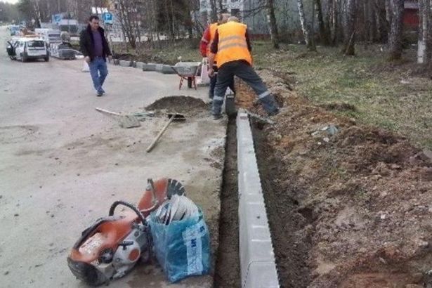 На территории округа начали возводить закругленные бордюры