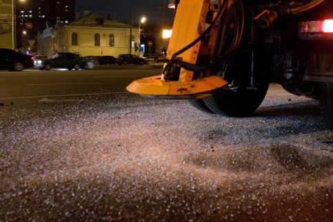 Для борьбы с гололедом в Москве был разработан специальный новый состав смеси реагентов