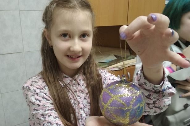 В изостудии «Волшебная кисть» в Крюково прошло занятие по росписи елочных шаров