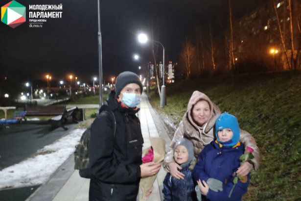 Актив Молодёжной палаты района поздравил жительниц с Днём матери