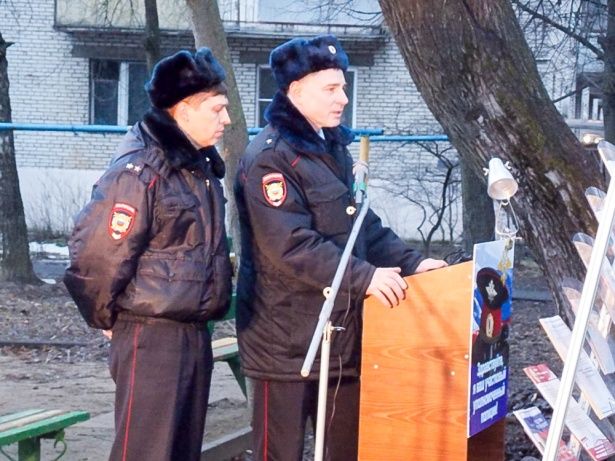 Участковый полиции Крюково выступил с отчетом перед жителями на улице Советской 