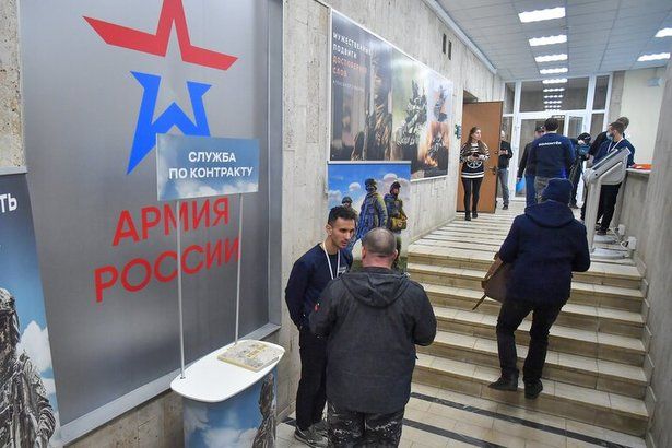 Будущий контрактник считает, что настоящим мужчинам не стоит сидеть дома в сложное время