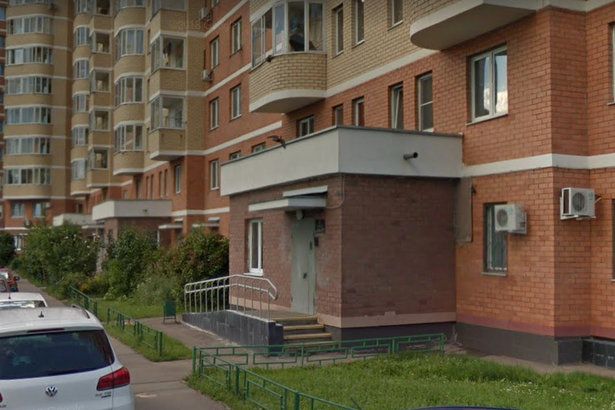В корпусе 2027 отремонтировали козырёк над входной группой