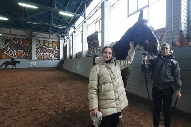 В конном полку полиции прошла экскурсия для юных жителей округа