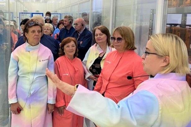 Долголеты увидели процесс создания карт «Тройка» на экскурсии по «Микрону»